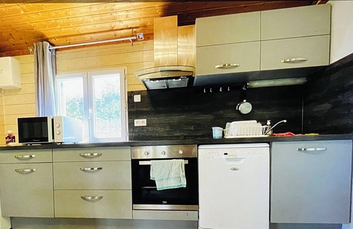Lissac-sur-Couze Chalet De Esquí | Air-conditioned chalet with lake view