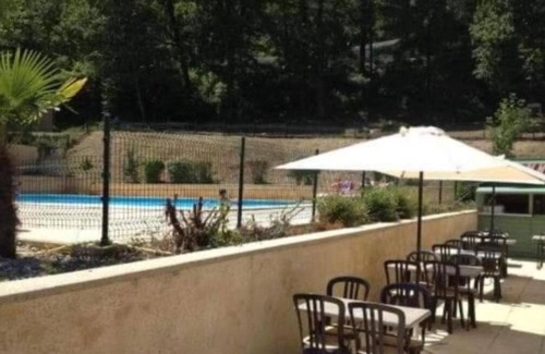 Lissac-sur-Couze Chalet De Esquí | Air-conditioned chalet with lake view