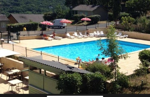 Lissac-sur-Couze Chalet De Esquí | Air-conditioned chalet with lake view