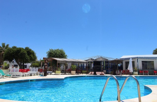 Montes de Alvor Apartamento | CÓMODO T2 AIRE ACONDICIONADO EN RESIDENCIA CON GRAN PISCINA Y TENIS