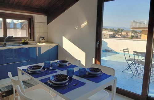 Locri Apartamento | Air-conditioned attic room with large terrace