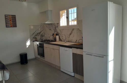 Eyragues Casa | Air-conditioned, fenced-in, comfortable Provence gite close to shops.