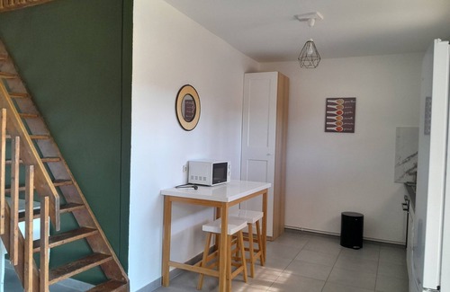 Eyragues Casa | Air-conditioned, fenced-in, comfortable Provence gite close to shops.