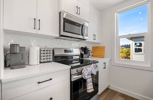 Springbank Hill Casa | Air Conditioned » Garage » 2BR Townhouse » Sleep 5