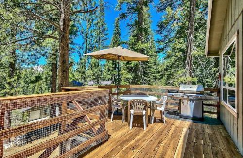Country Club Estates Casa | Air-Conditioned Tahoe Cabin - Foosball - Forest Views
