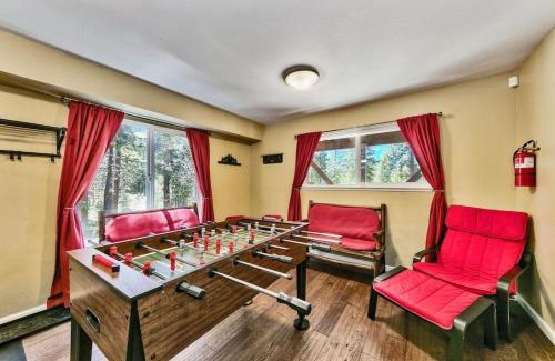 Country Club Estates Casa | Air-Conditioned Tahoe Cabin - Foosball - Forest Views