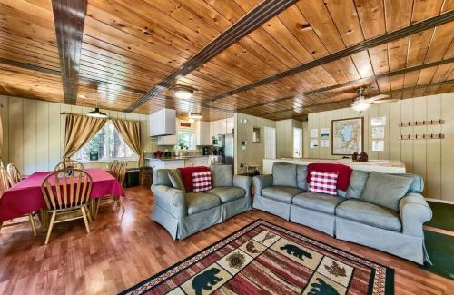 Country Club Estates Casa | Air-Conditioned Tahoe Cabin - Foosball - Forest Views