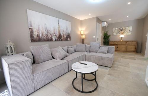 Mouries Villa | Air-conditioned villa heated pool Alpilles, sleeps 8 LS1-456