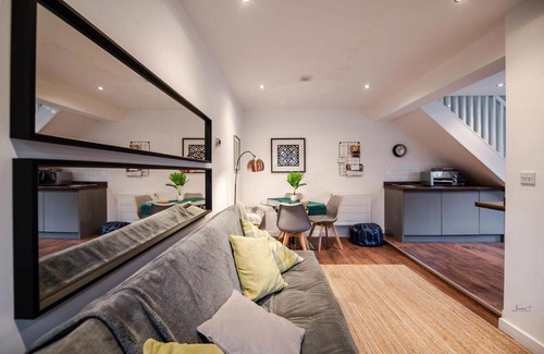 Offerton Apartamento | Air Host and Stay - Apartment 5 Broadhurst Court sleeps 6 minutes from town centre