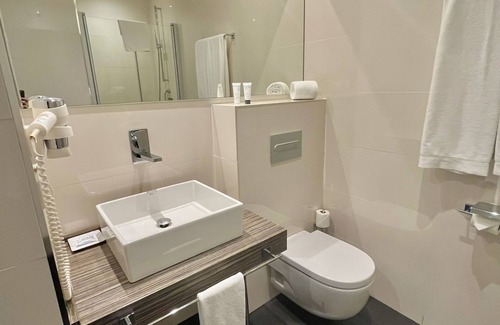 Barajas Hotel | Air Rooms Madrid by HelloSky