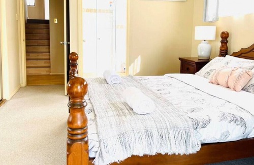 Tuggerawong Casa | Aircabin | Tuggerawong | Lake Front | 3 Beds House