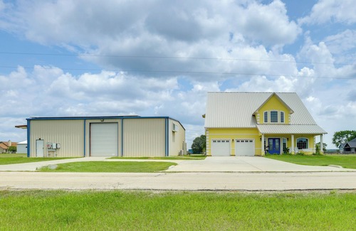 New Waverly Apartamento | Aircraft Tours! Fly-In Hangar Apt in New Waverly