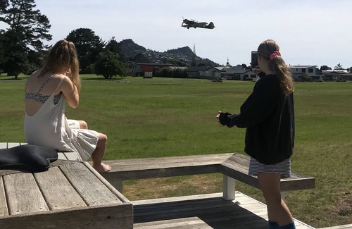 Pauanui Casa | Propiedad del campo de aviación que tiene vista a la playa, disfrute de la soleada área de barbacoa orientada al norte