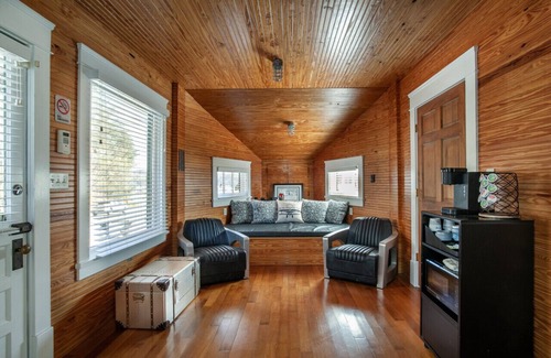 Knoxville Casa | Airplane Filling Station -Unique Stay in Knoxville
