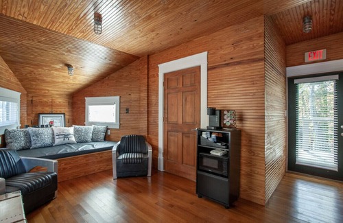 Knoxville Casa | Airplane Filling Station -Unique Stay in Knoxville