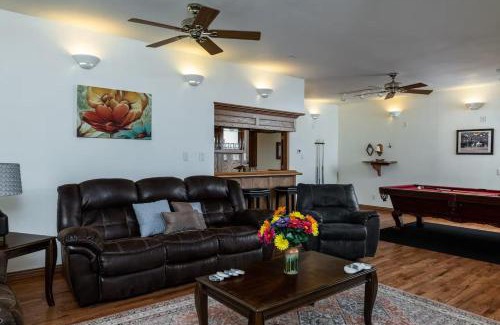 Haslet Casa | Airplane Hangar Loft - Coolest Stay in Fort Worth