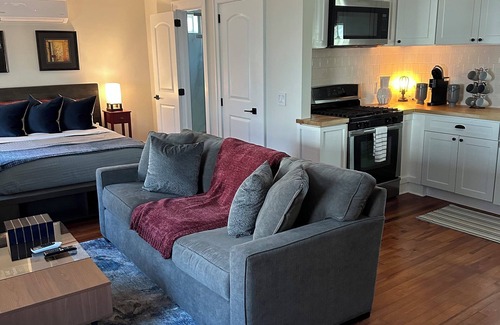 College Park Cabaña | Airport 2.5 mi, Downtown 8.5 mi, Midtown 12 mi: Studio in Historic College Park