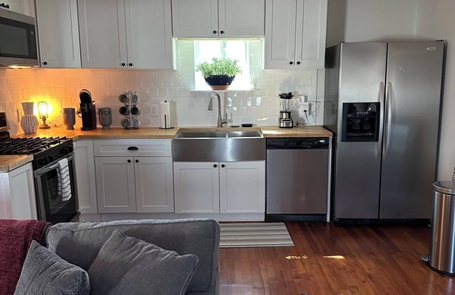 College Park Cabaña | Airport 2.5 mi, Downtown 8.5 mi, Midtown 12 mi: Studio in Historic College Park