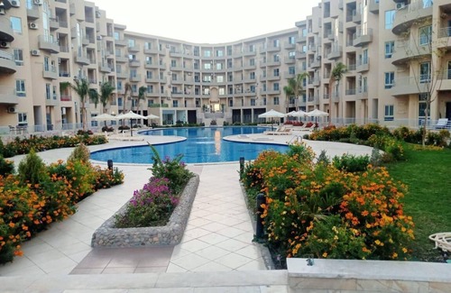 Village Road Chalet De Esquí | Airport 2-bedroom chalet with WiFi, AC Red Sea ,Hurghada