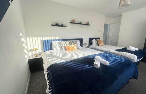 Broadheath Casa | Airport House - Long Stays Near Hospital!