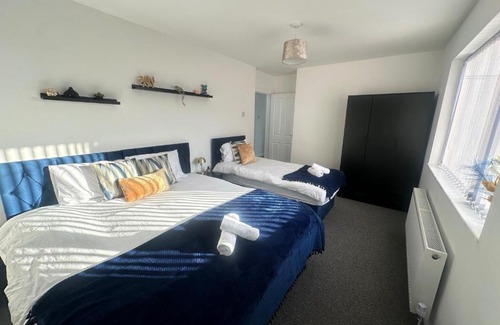 Broadheath Casa | Airport House - Long Stays Near Hospital!
