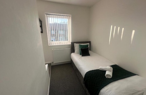 Broadheath Casa | Airport House - Long Stays Near Hospital!