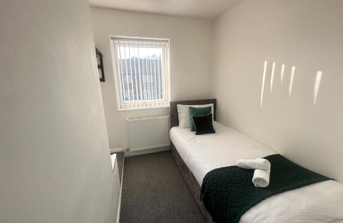 Broadheath Casa | Airport House - Long Stays Near Hospital!