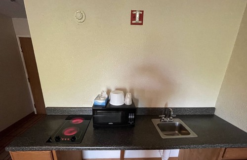 Coraopolis Hotel | Motel 6 Coraopolis, PA- Pittsburgh Airport