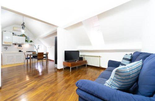 Sestri Ponente Apartamento | Airport & Sea, Large Music-Themed Apartment