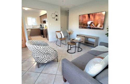 Melaleuca Gardens Apartamento | AirportHouse – Modern 1BR near FLL Airport w/ Wi-Fi, Smart TV & Free Parking