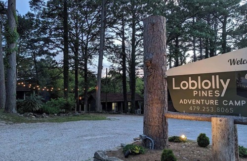 Eureka Springs Cabina | Airstream with Sunset Deck