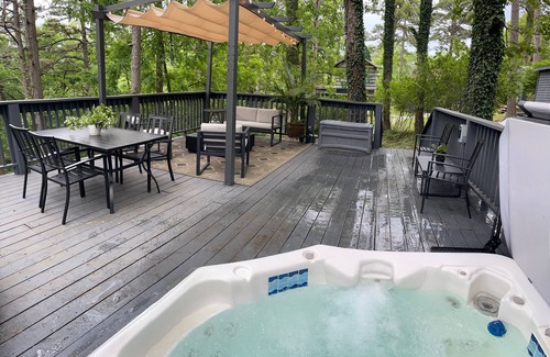 Eureka Springs Cabina | Airstream with Sunset Deck