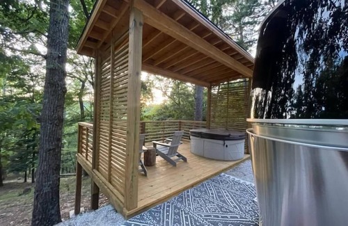 Eureka Springs Cabina | Airstream with Sunset Deck