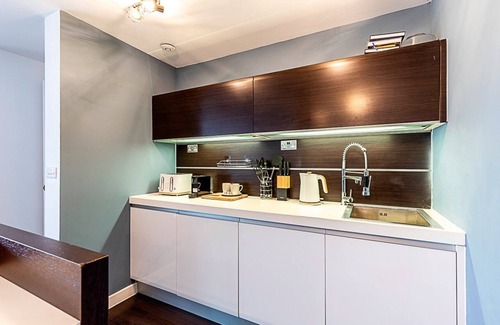 St. Dunstan's Apartamento | Airy 2-Bedroom Flat with Balcony