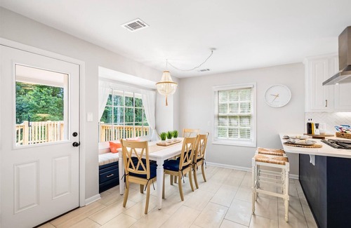 College Park Casa | Airy 5br home w/pool, outdoor living, game room