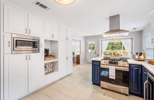 College Park Casa | Airy 5br home w/pool, outdoor living, game room