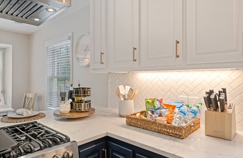 College Park Casa | Airy 5br home w/pool, outdoor living, game room