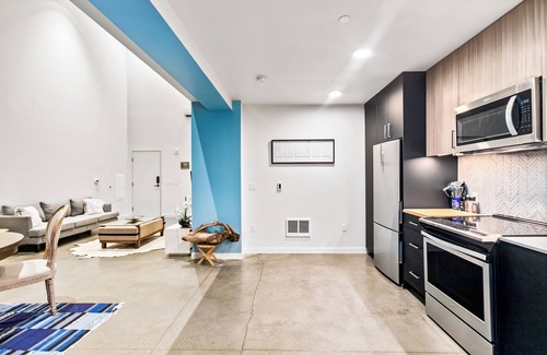 Downtown Apartamento | Airy and Open Corner Loft - 92 Walkscore