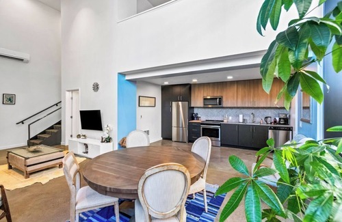 Downtown Apartamento | Airy and Open Corner Loft - 92 Walkscore