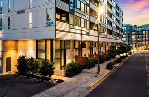 Downtown Apartamento | Airy and Open Corner Loft - 92 Walkscore
