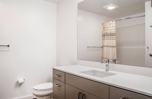Wilburton Apartamento | Airy Bellevue 1BR w/ Gym, Rooftop & W/D, nr Shopping, by Blueground