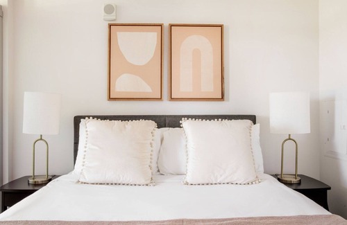 Wilburton Apartamento | Airy Bellevue 1BR w/ Gym, Rooftop & W/D, nr Shopping, by Blueground