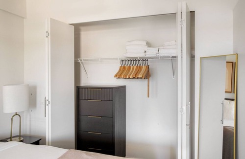 Wilburton Apartamento | Airy Bellevue 1BR w/ Gym, Rooftop & W/D, nr Shopping, by Blueground