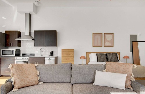Cherry Creek Apartamento | Airy Cherry Creek Studio w/ Lounge, W/D near 2nd Ave shops, by Blueground