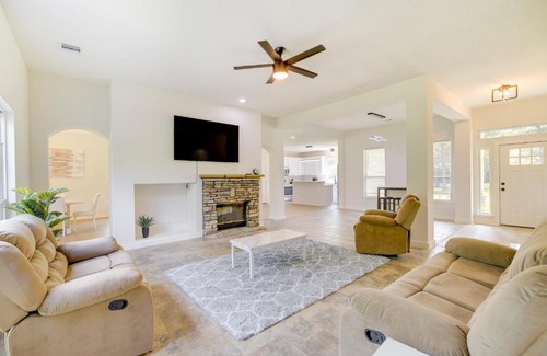 Hull Casa | Airy Dayton Vacation Home with Deck and Private Yard!