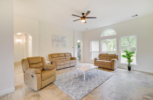 Hull Casa | Airy Dayton Vacation Home with Deck and Private Yard!