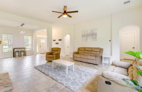 Hull Casa | Airy Dayton Vacation Home with Deck and Private Yard!
