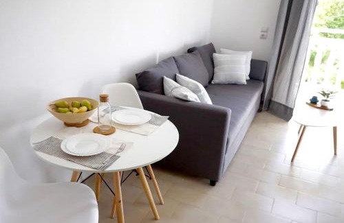 Alikanas Apartamento | Airy Flat at Xenios Avlais