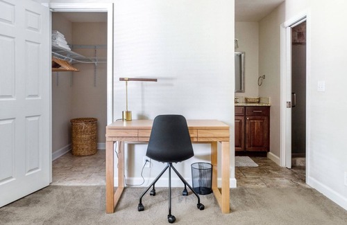 Warm Springs District Apartamento | Airy Fremont 2BR w/ W/D, Parking, close to Tesla & Shops, by Blueground