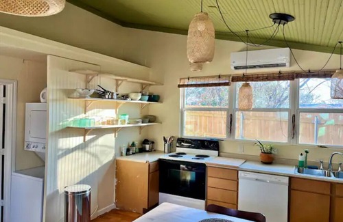 Highland Casa | Airy Guesthouse - Patio, W/D, Near Food/Shops, NEW
